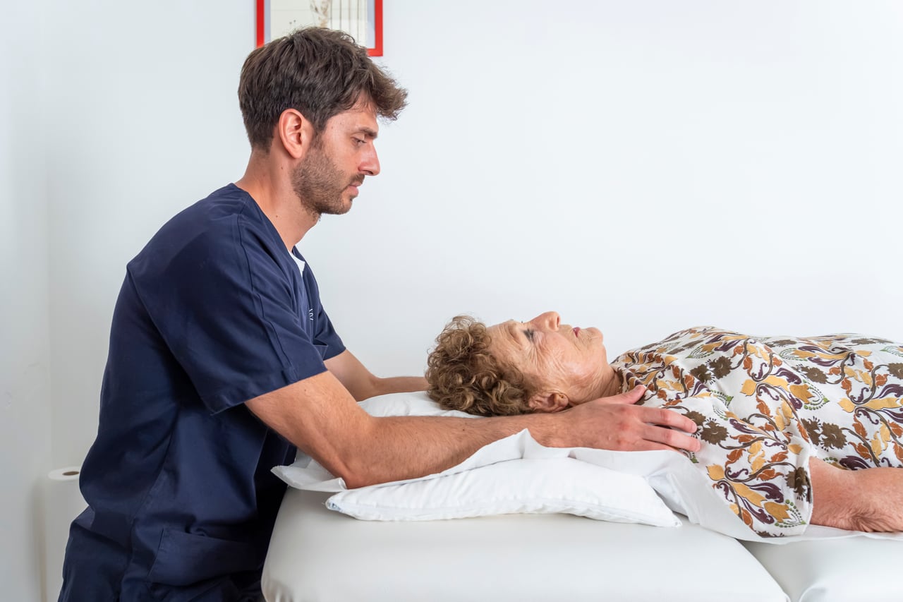 Trattamento osteopatico rivolto a una persona adulta